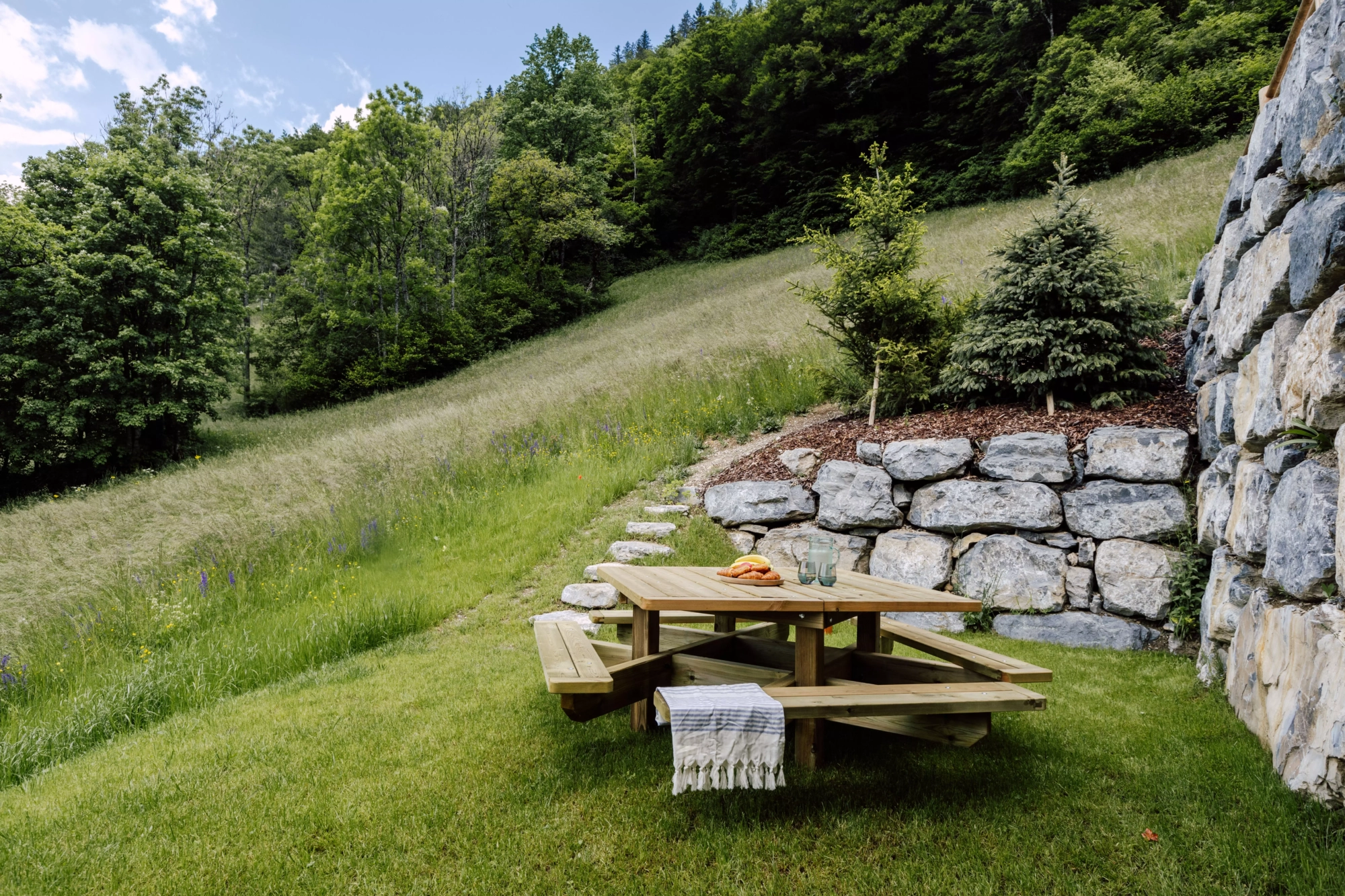 Enrochement, plantation et table Enrochement, plantation et table